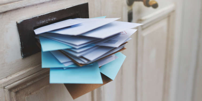 Abgeschnittene Aufnahme von Briefen in einem Briefkasten
