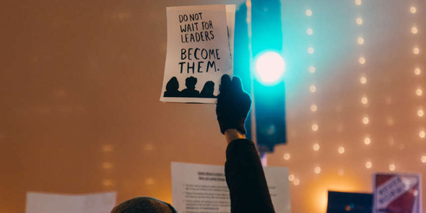 Manifestant tenant une pancarte