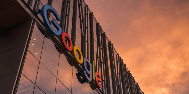Das Eingangsschild des neuen Google-Gebäudes in der South Lake Union Gegend bei Sonnenuntergang.