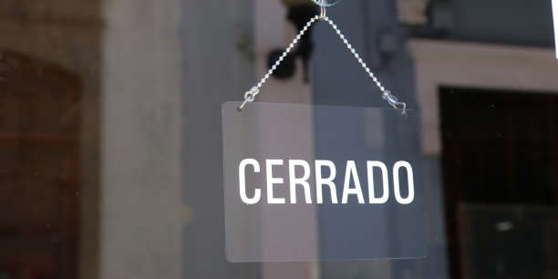 Closed sign in spanish