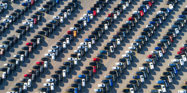 Vista aérea de coches nuevos aparcados