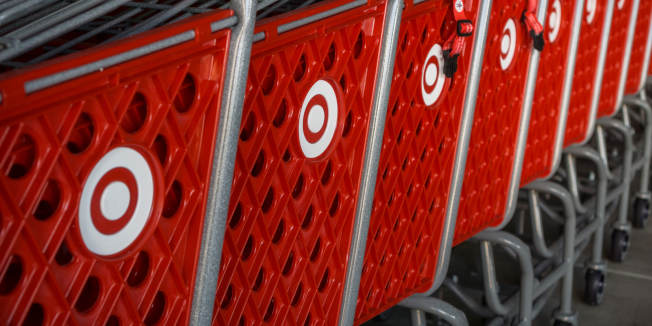 12 octobre 2017 Sunnyvale/CA/USA - Chariots empilés chez Target avec le logo de la société sur le côté, une cible