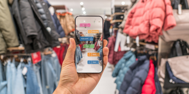 Augmented Reality Marketing. Eine Hand, die ein Smartphone hält, verwendet die AR-Anwendung, um Informationen zu überprüfen