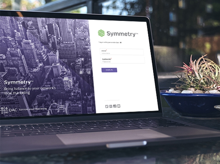 Laptop mostrando la página de inicio de sesión de Symmetry