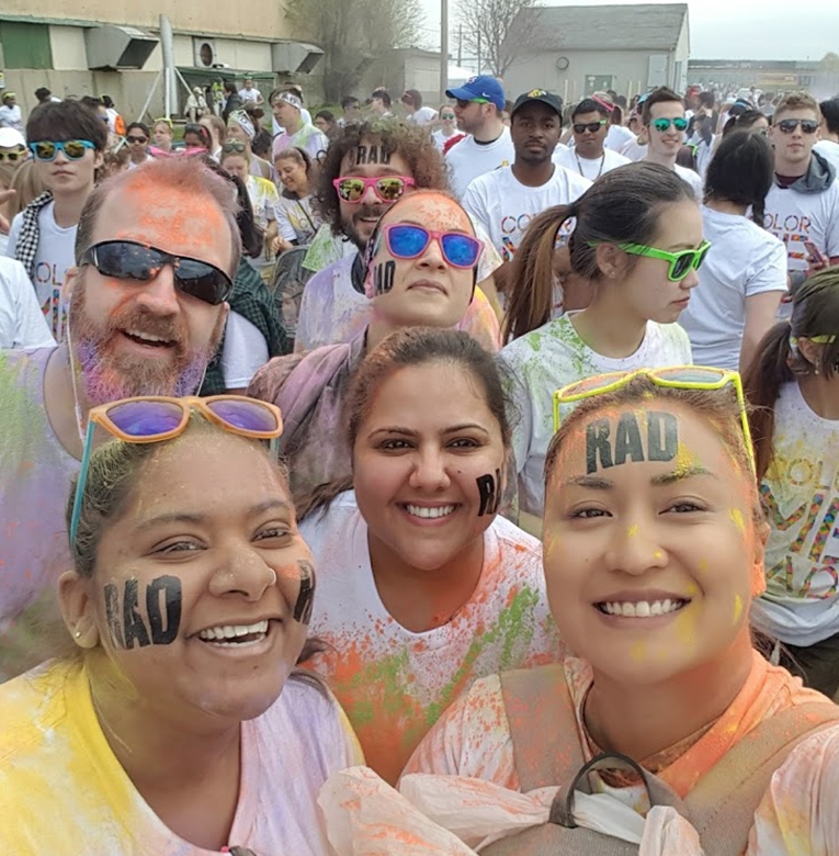 Los empleados de DAC Group sonriendo tras participar en la carrera Color Me Rad