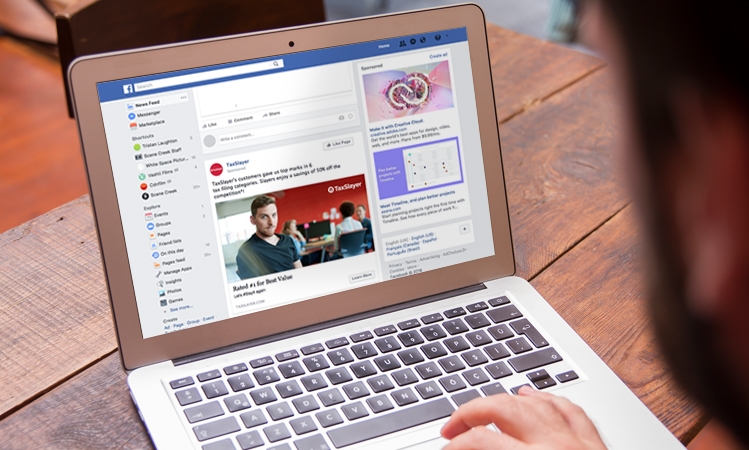 Laptop mostrando Facebook, que muestra un anuncio de TaxSlayer en la página de noticias