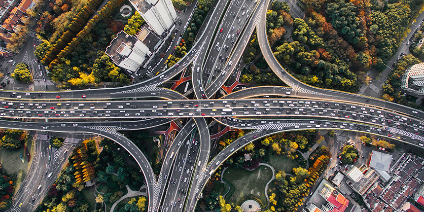 Vue aérienne de voitures sur une autoroute