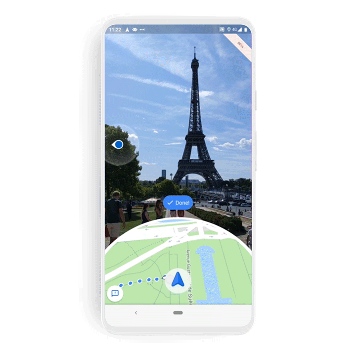 Un GIF que muestra la experiencia de Live View en Google Maps cerca de la Torre Eiffel en París, Francia.