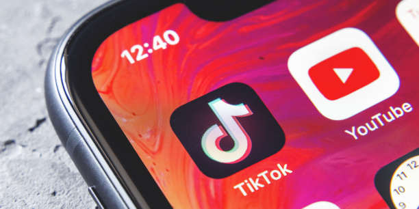 TikTok und YouTube Apps auf dem Bildschirm iphone xr, Nahaufnahme