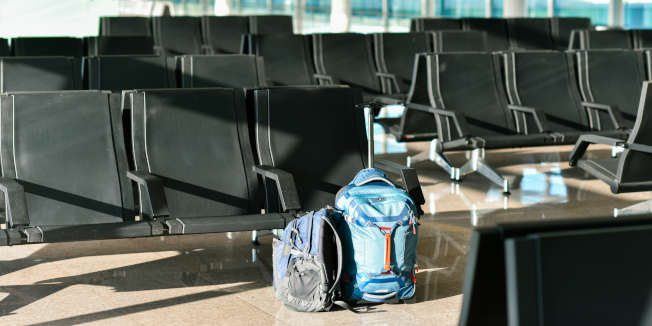 Bolsas/equipaje colocados en el suelo en un aeropuerto.