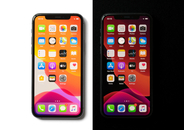 Téléphones Apple iPhone 11 Pro, comparaison des modes d'affichage clair et sombre.