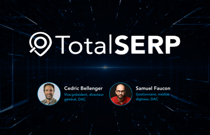 Logo de TotalSERP avec photos de deux hommes : Cedric Bellenger, vice-président, directeur général, DAC, et Samuel Faucon, gestionnaire, médias digitaux, DAC, sur un fond technologique.