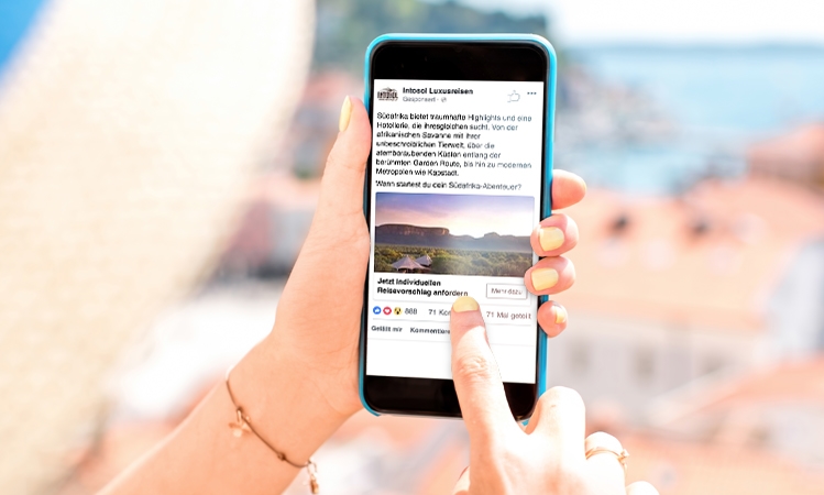 Smartphone mit einem INTOSOL-Facebook-Beitrag