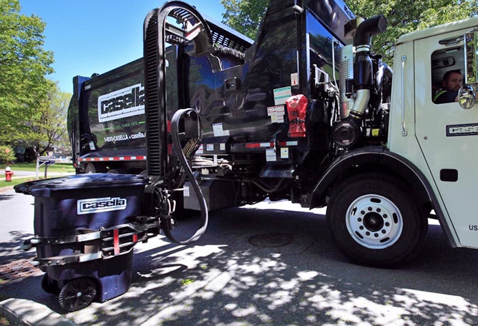 Camion de recyclage Casella collectant une benne de recyclage de marque Casella
