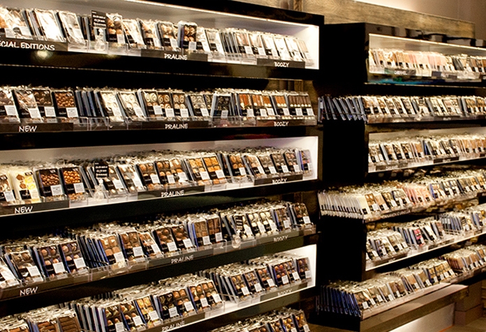 Vaste choix de chocolats de luxe dans un magasin Hotel Chocolat