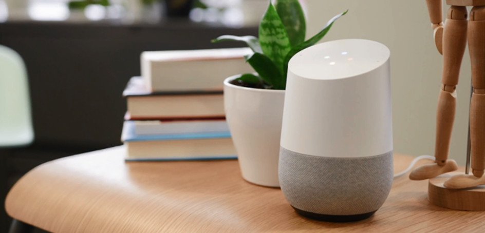Google Home auf einem modernen Beistelltisch