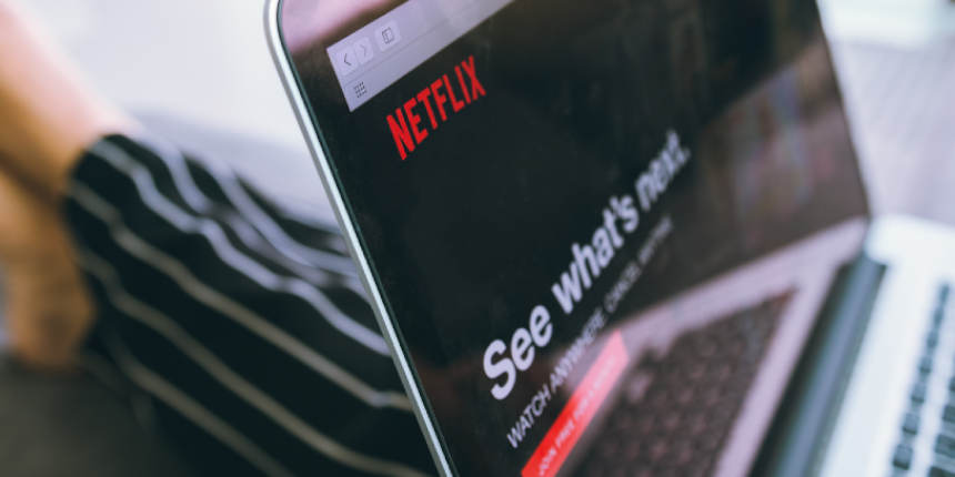 Femme regardant Netflix sur son ordinateur portable